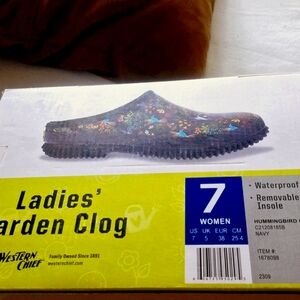 Ladies garden clog